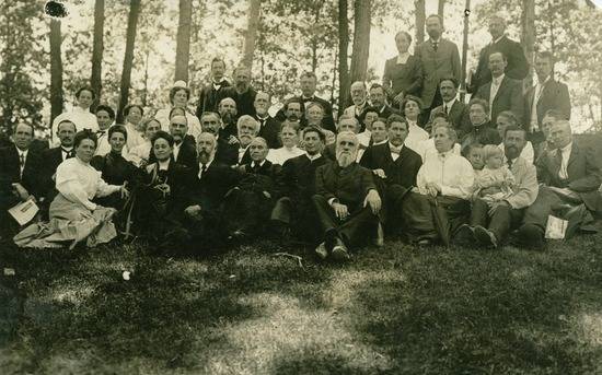 Ellen White and a group of Adventists at the 1909 General Conference session
